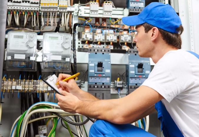 Técnico trabajando en una instalación eléctrica industrial